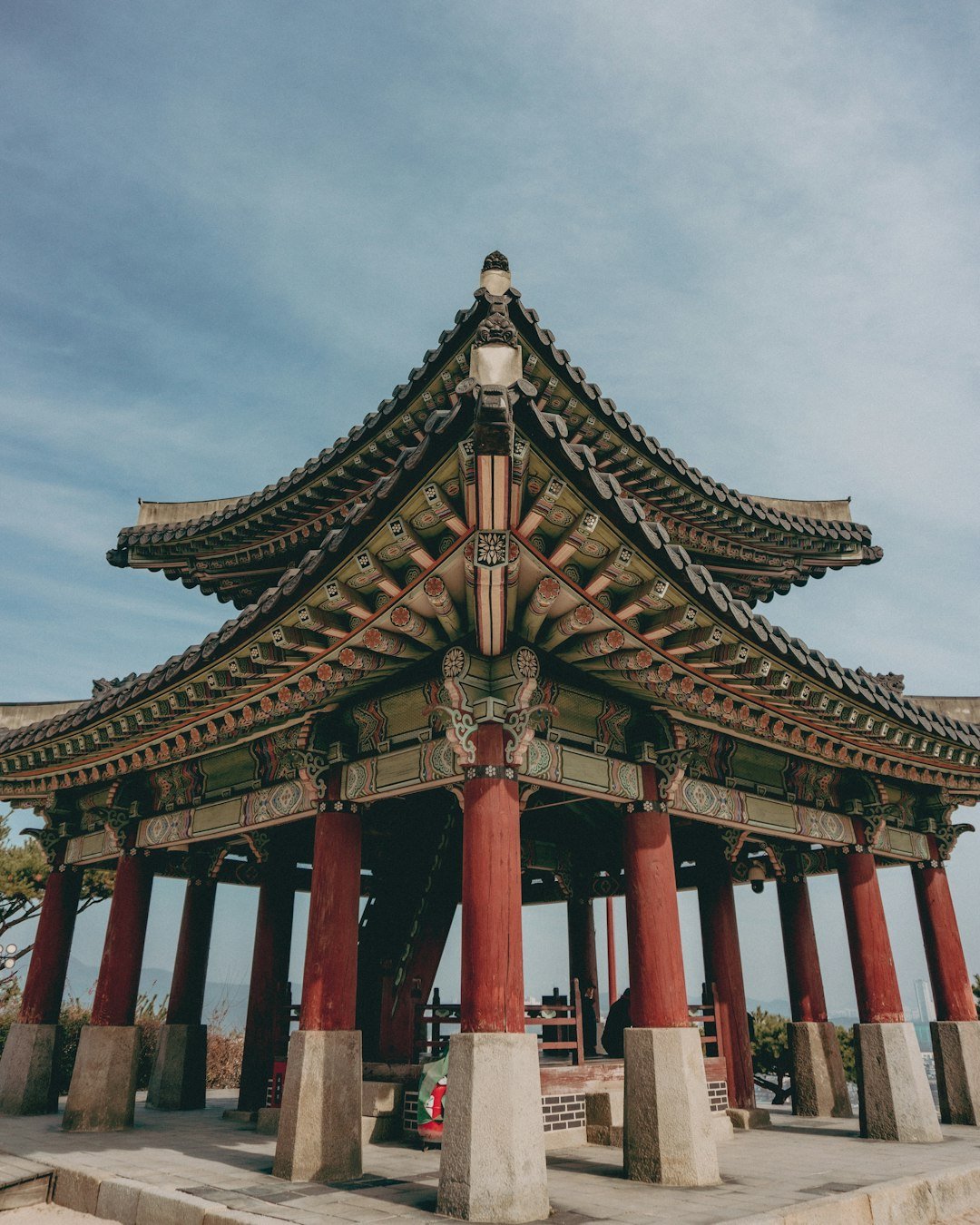 경기도여행 가이드 대표 이미지, 맑은 하늘 아래 수원화성 전통 건축