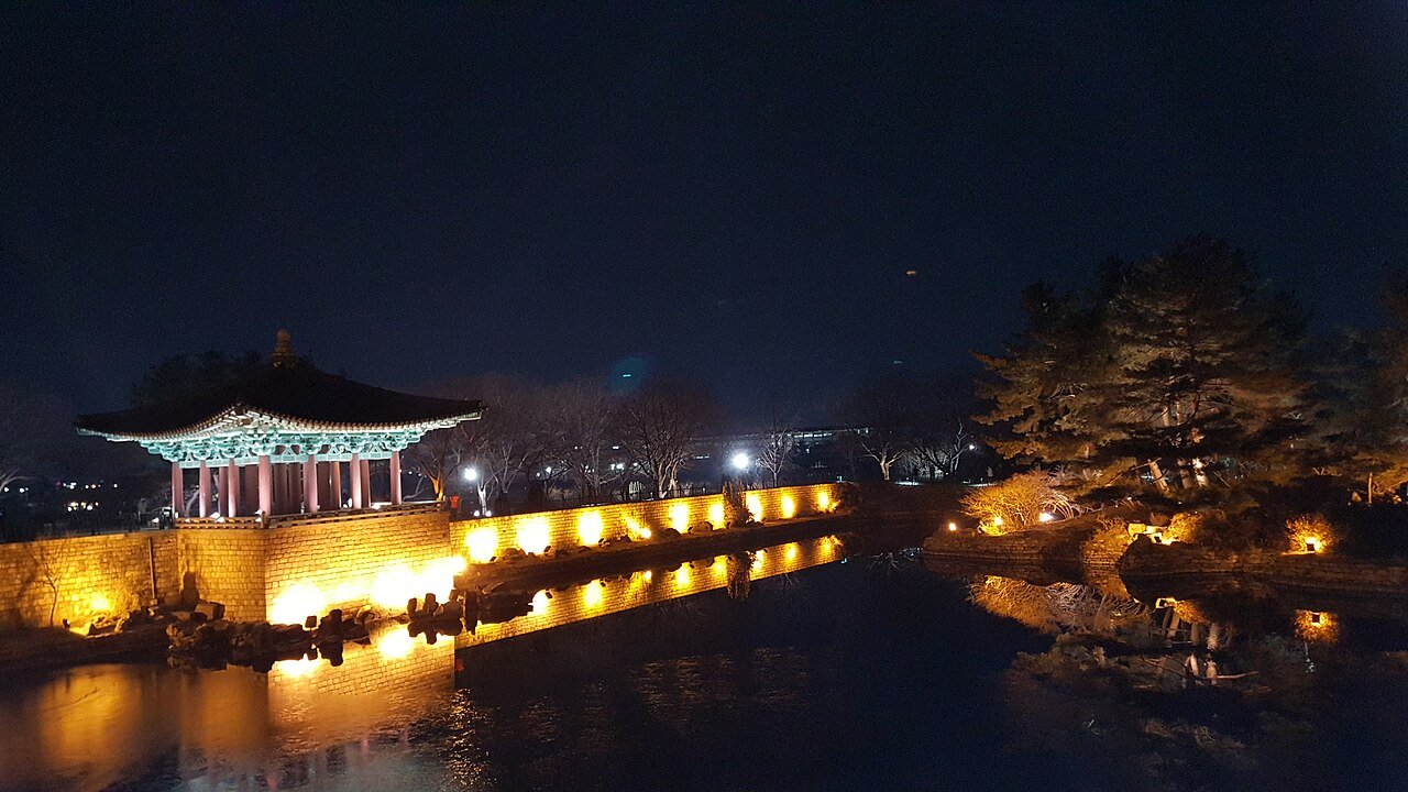 경주 동궁과 월지 연못의 야경과 복원 궁궐 전각 실제 사진