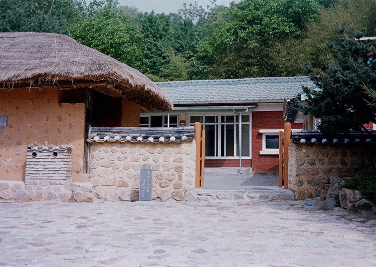 경북 구미 상모동 박정희 대통령 생가의 실제 초가 건물과 마당