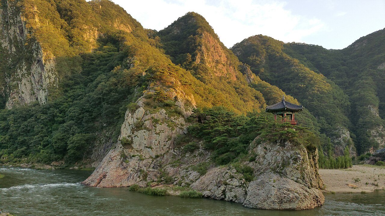 충청북도 영동 월류봉의 암벽과 강변 실제 풍경