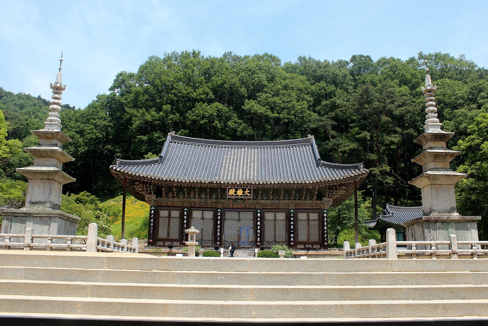 경북 김천 직지사의 실제 대웅전 건물과 사찰 마당
